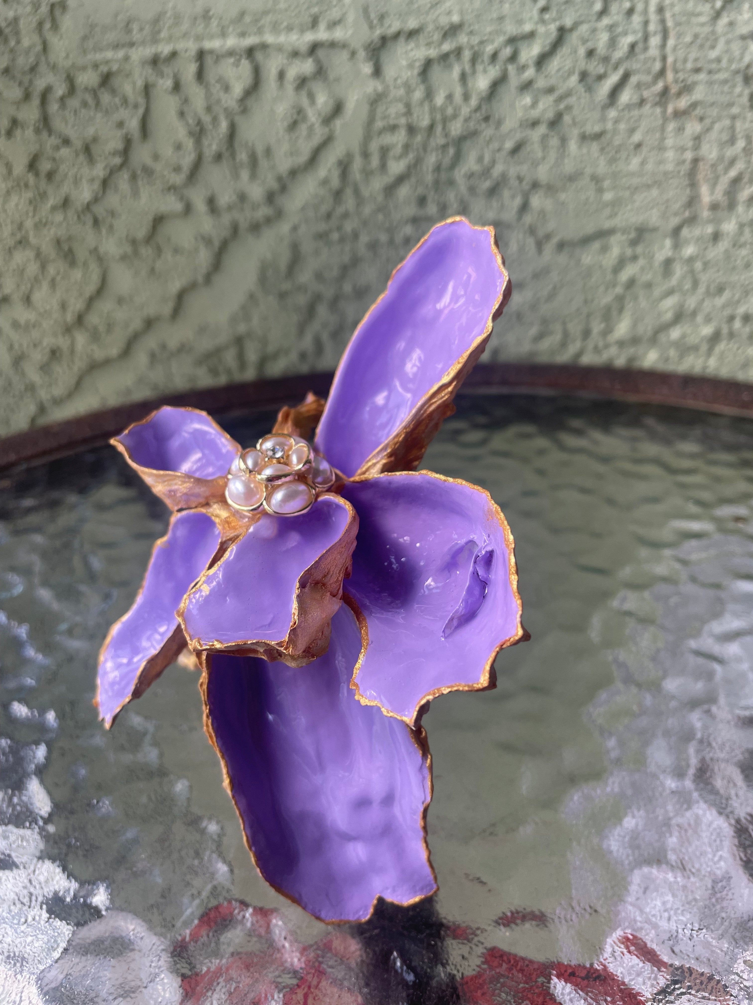 Gilded Iris Shell Flower