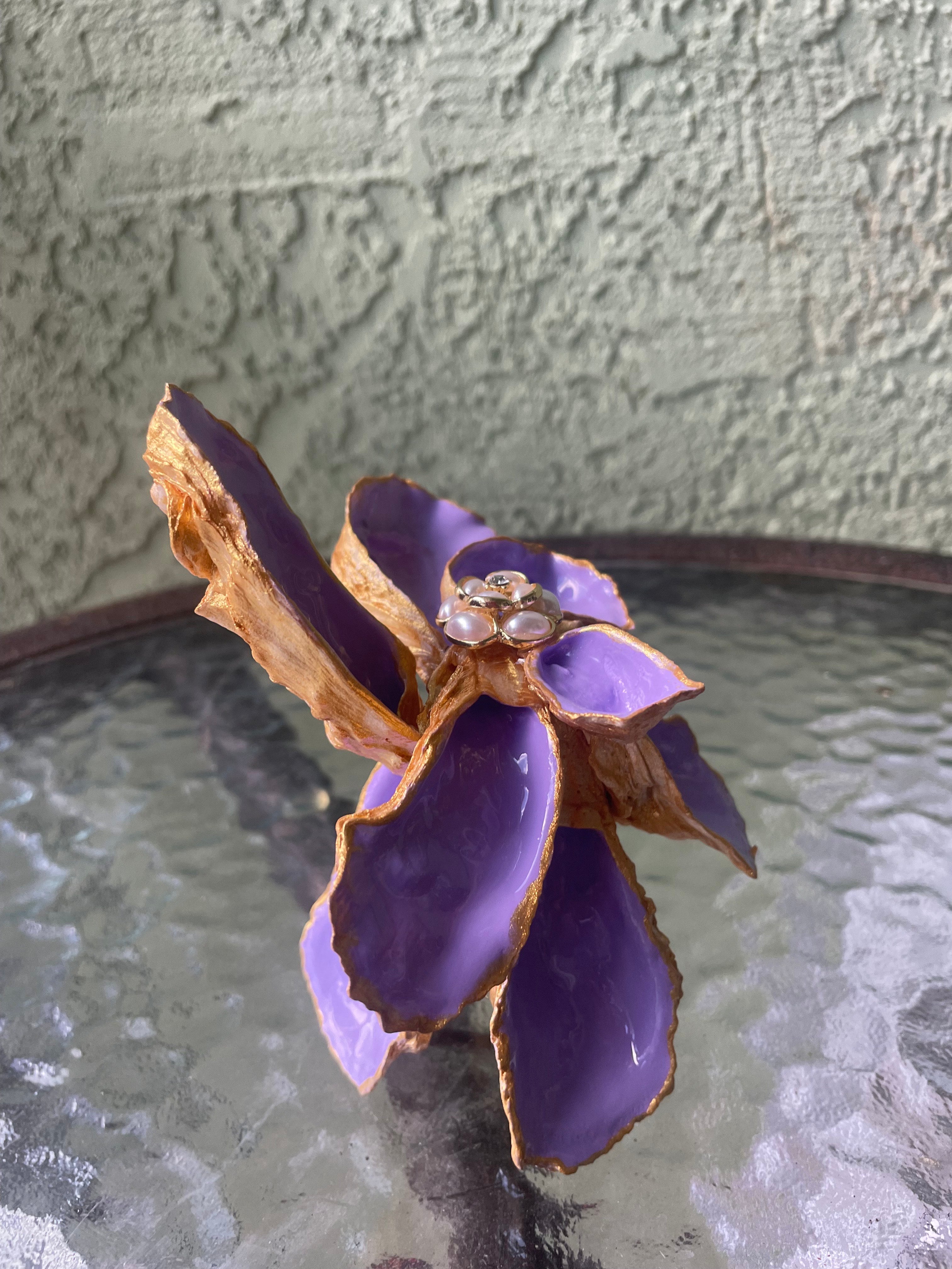 Gilded Iris Shell Flower